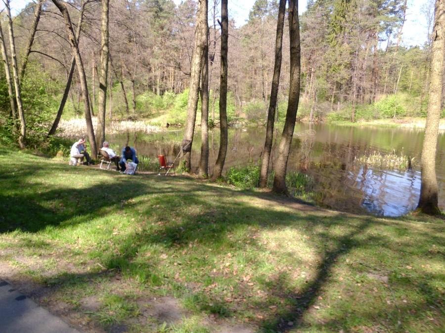 Tenczynek: Malutkie jeziorko przy drodze. Pozdrawiający rybacy.