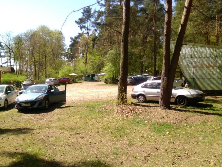 Rudno: Parking u podnuża zamku.