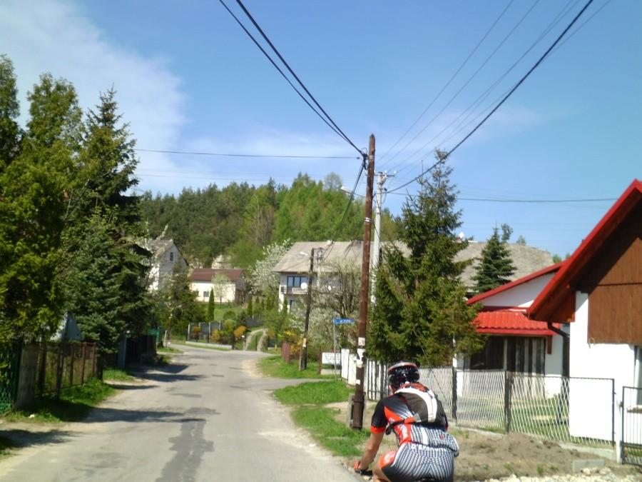 Psary. Zaczynaja się podjazdy. Najpierw asfaltowe.