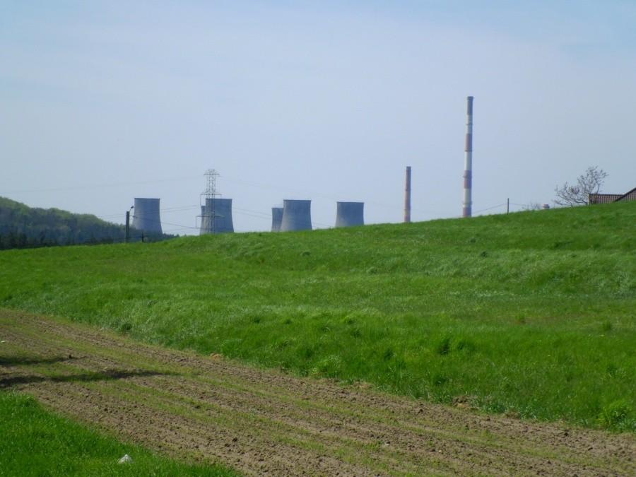 Na czerwonym szlaku na Płoki. W tle kominy Czyżówki.