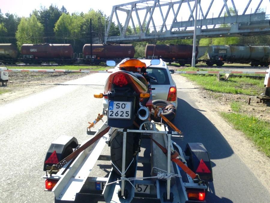 Okolice MAczek. Przejazd kolejowy. Na przyczepce fajny motorek.
