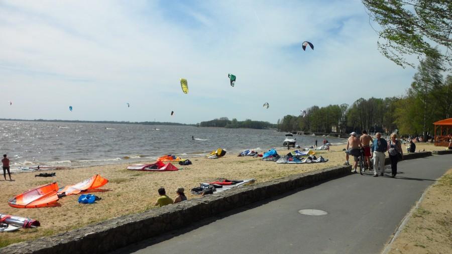 Kitesurferzy na Jeziorze Turawskim