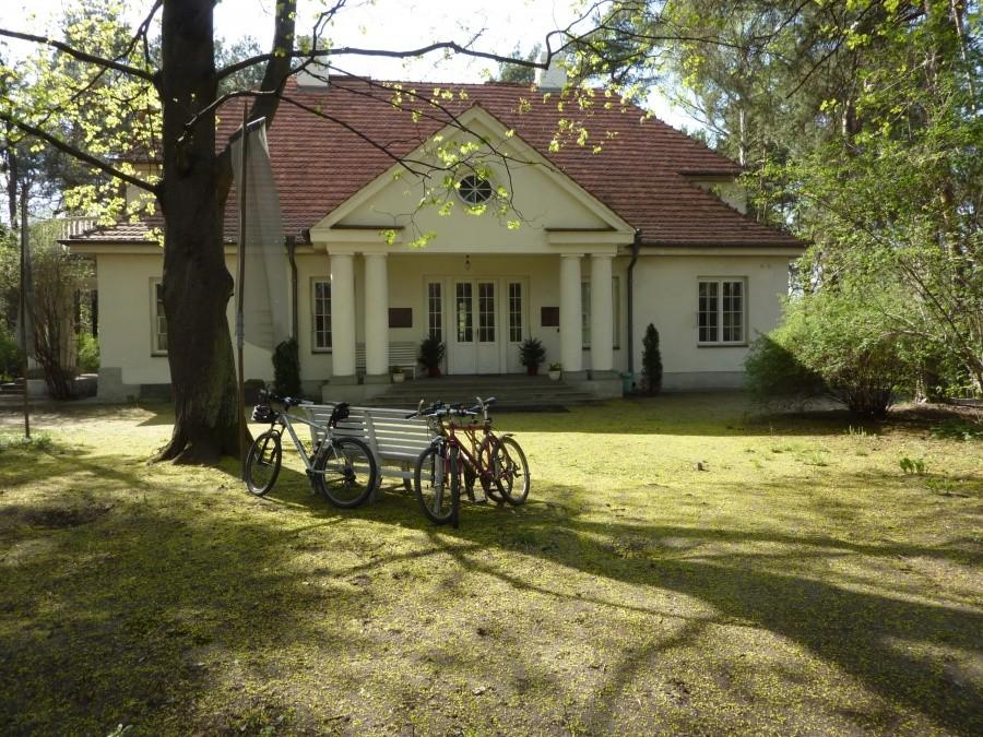 Milusina pilnuje Psiak. Wierna replika psa Piłsudskich
