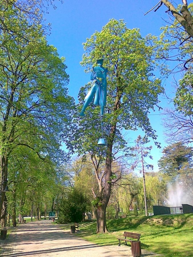 Rzeźby Jerzego Kedziory w Parku Staszica w Częstochowie.