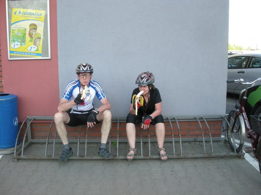 Siedząc na stojakach jemy rowerowe banany