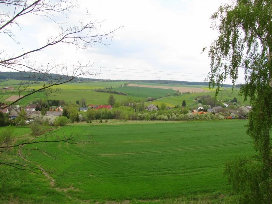 W dole kawałek Horni Benesova. Jadę szybko do granicy, nad Opavą burza