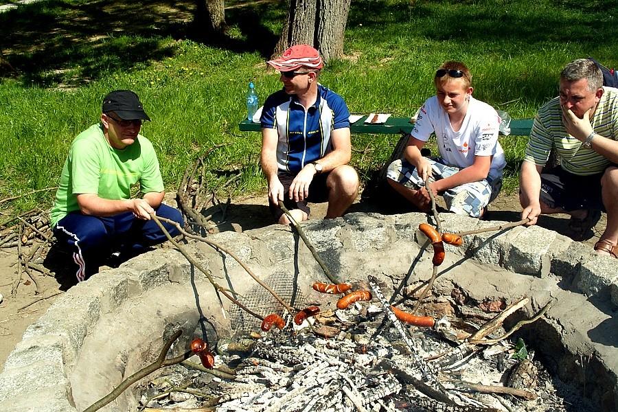 Marek, Wiesiek, Krystian i Andrzej przy ognisku