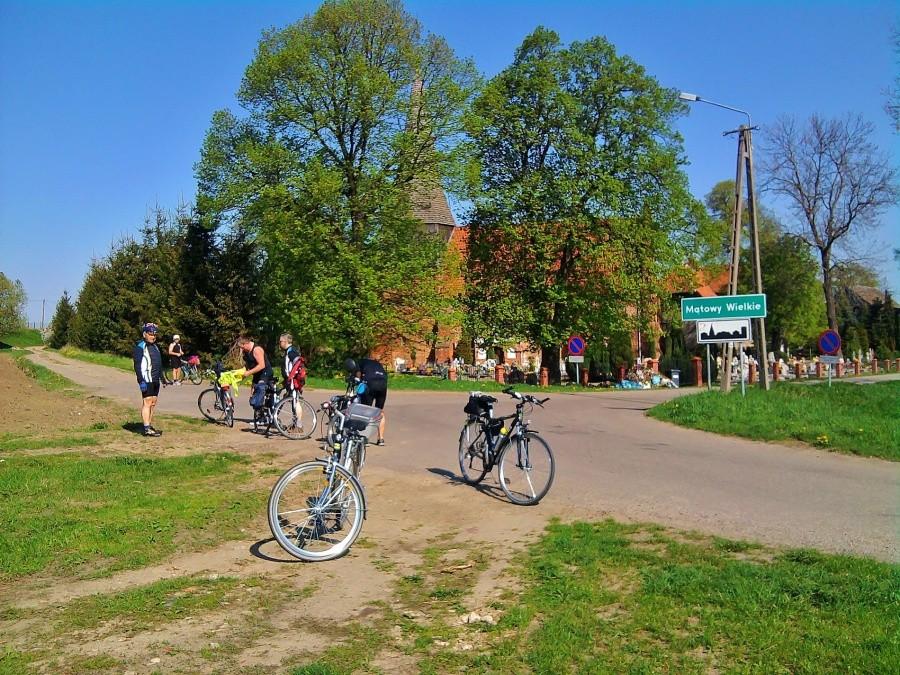 Ekipa zrzuca kurtki.