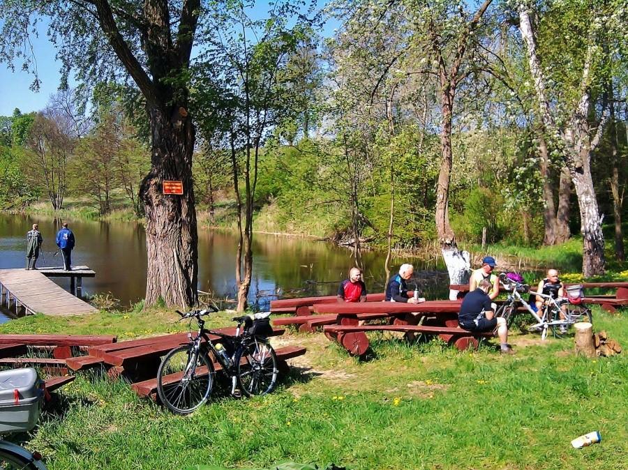 Śniadanko nad jeziorem.