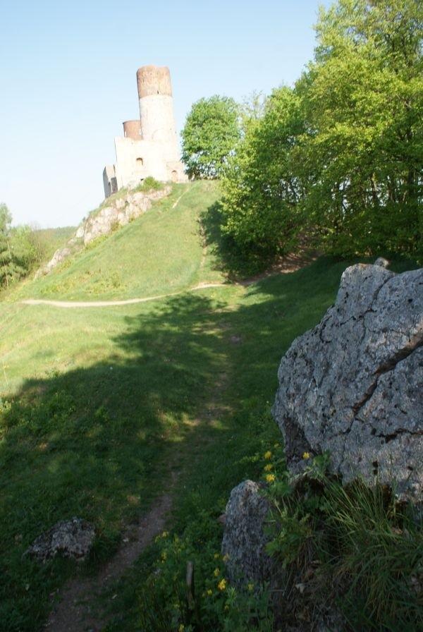 ścieżką na około ruin chęcińskich