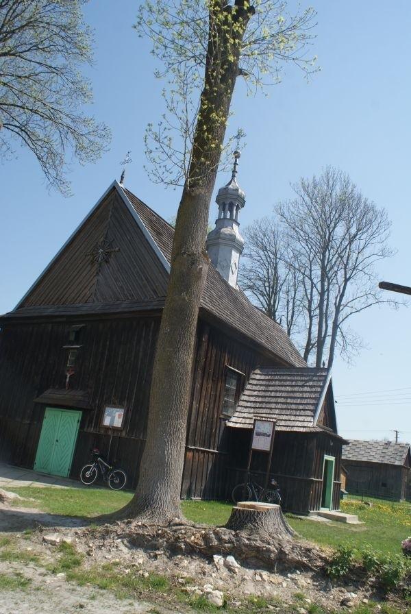 drewniany kościółek w Chomentowie pw. św. Marii Magdaleny