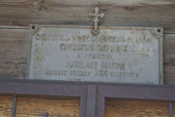 Christus Vivit, Christus Regnat, Christus Imperat, napis nad wejściem do kaplicy