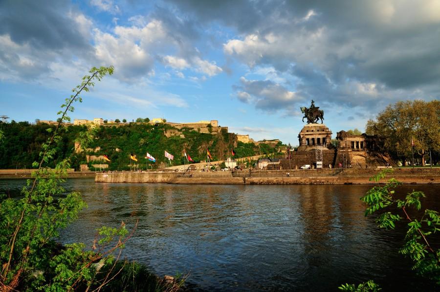 Deutsches Eck - miejsce, gdzie cesarz Wilhelm I patrzy jak Mozela wpływa do Renu