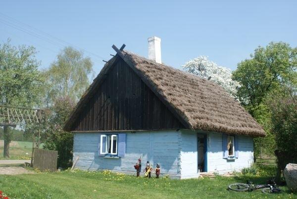 Skansen Niebowo to jedna chatka wraz z ciekawym podwórkiem, na którym dzieją się niesamowite rzeczy :)