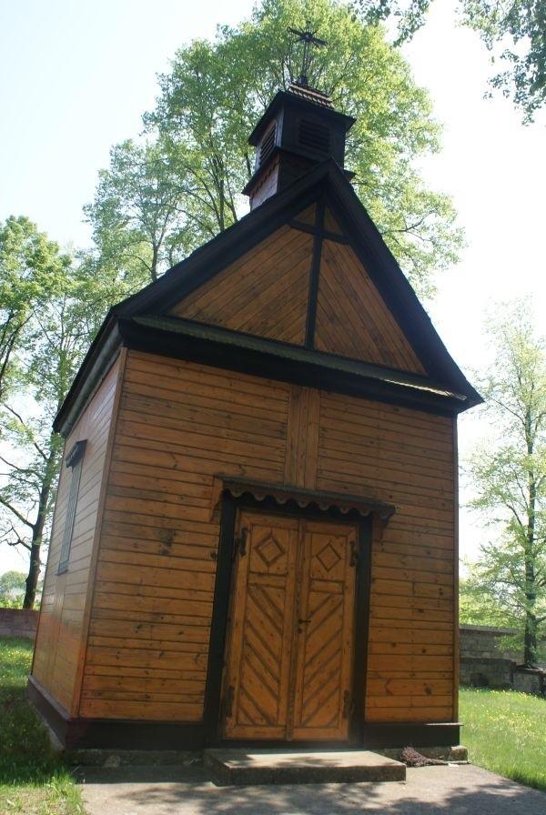 na terenie kościoła stoi drewniana kapliczka