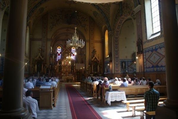 wnętrze kościoła w Kraśnicy, w tym momencie skończyła się msza, mamy szczęście