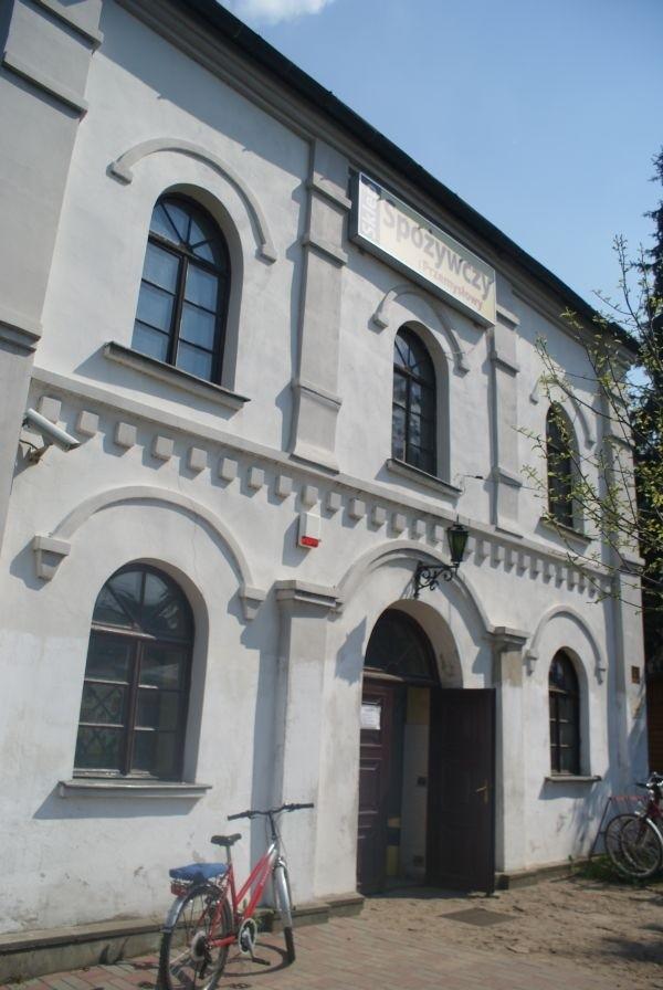 teraz mieści się w niej sklep spożywczy