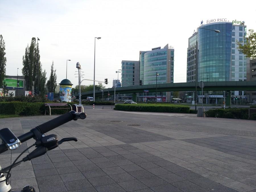 Przed Galerią Mokotów