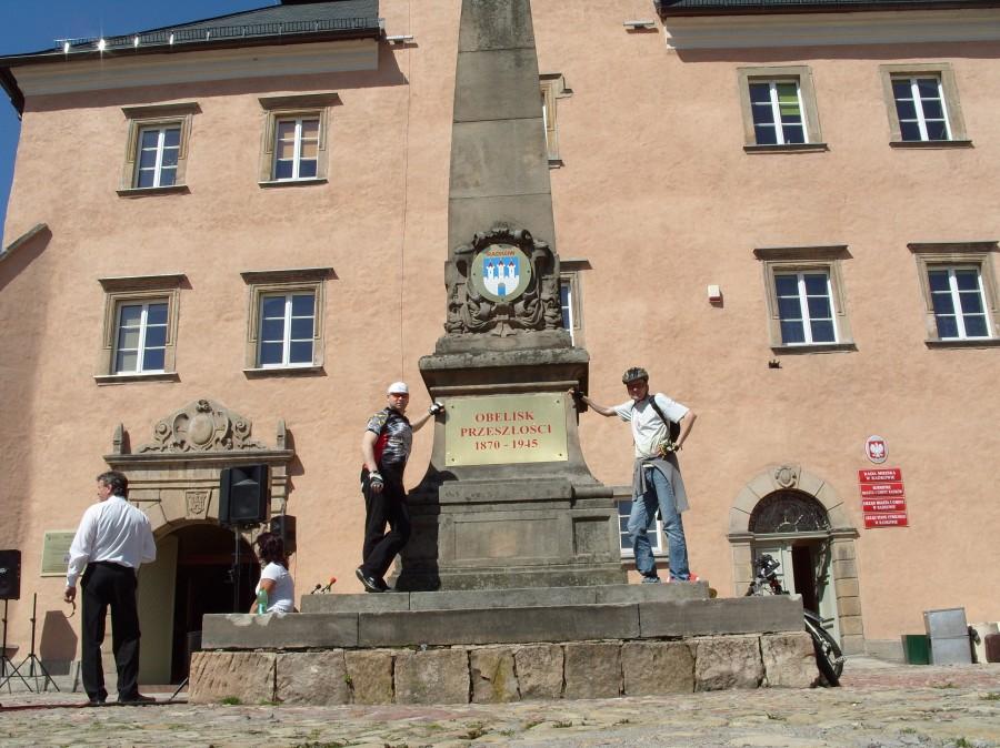 No to Radków i rynek główny a po lewej jeden z muzyków czeskiej orkiestry.