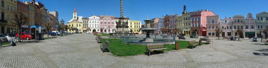Broumov i panorama rynku miasta, jeszcze sennego.