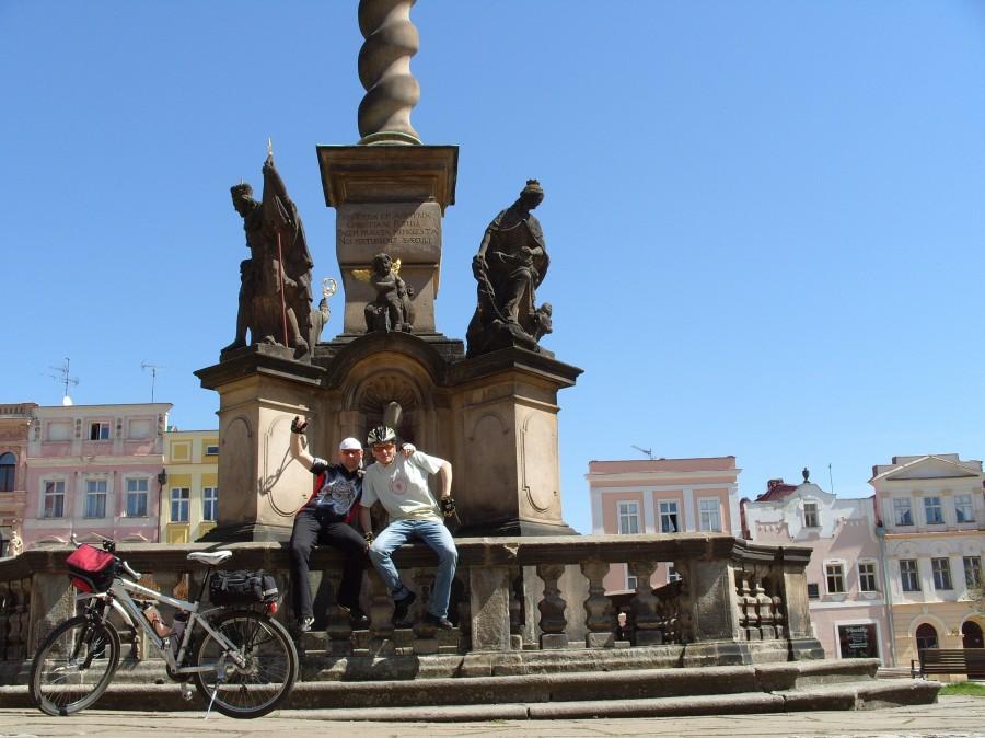 Rynek Broumov i dwaj radośni rowerzyści ;)). Bo niby Lidl jest blisko.;)