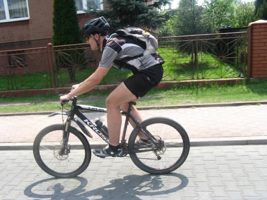Tomek jadący na kapciu