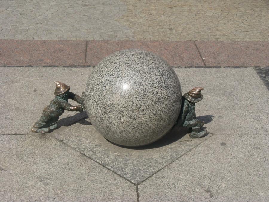 Syzyfek pchajacy kulę i Syzyfek podnoszący kulę