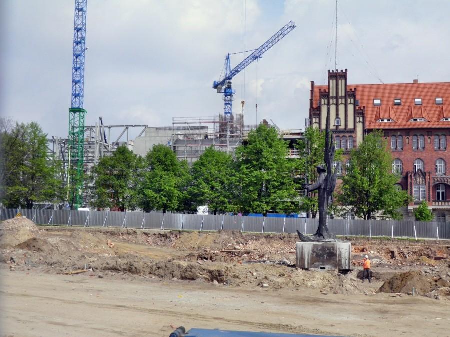 W głębi budowa filharmonii, obok Komenda Policji.