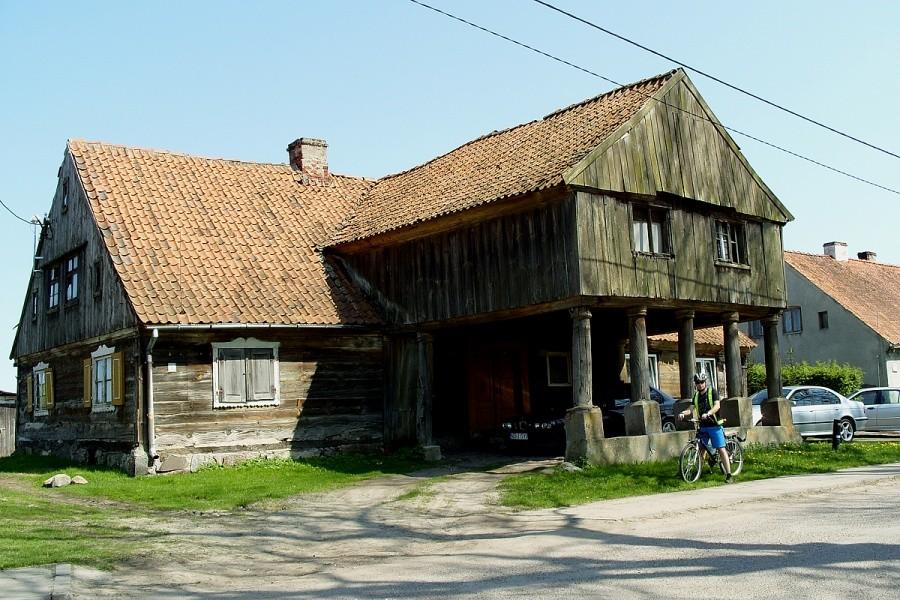 Dom podcieniowy w Jelonkach