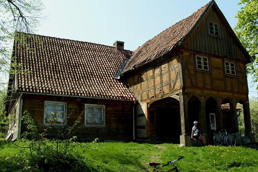 Dom podcieniowy w Jelonkach
