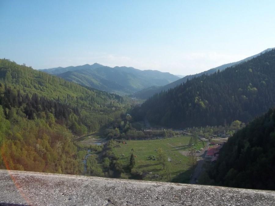 widok ze szczytu zapory