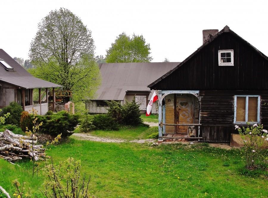 Urocza, stara, zabudowa drewniana.