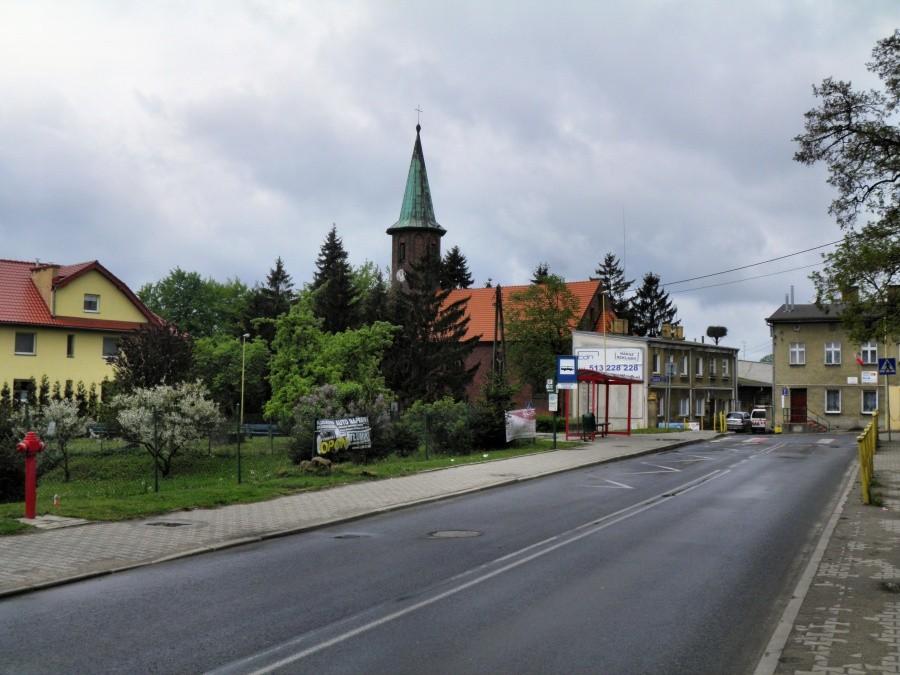 Kościół na Warszewie a przy nim bocianie gniazdo znane z internetu.