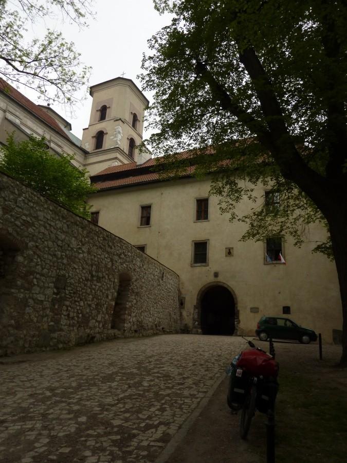 Wjazd do tynieckiego klasztoru. Jest klimat