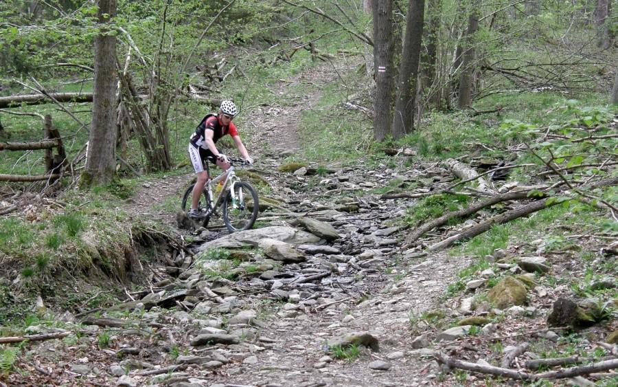 Konkretny i w pełni MTB-owski zjazd czerwonym