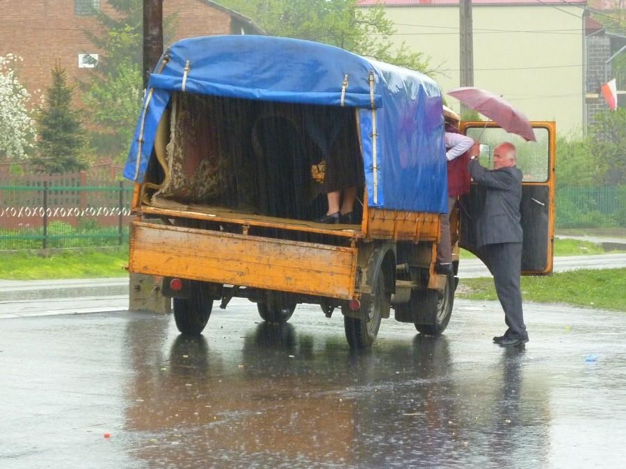 Ewakuacja wiernych po mszy. Kataklizm trwa w najlepsze