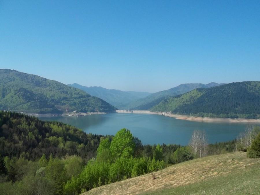 widok z początku trasy na zaporę