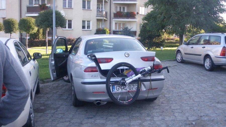 w poprzednim aucie nie bardzo się mieścił :)