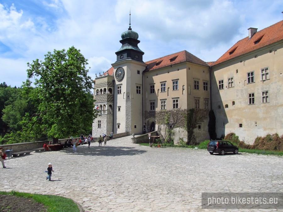 na dziedzińcu