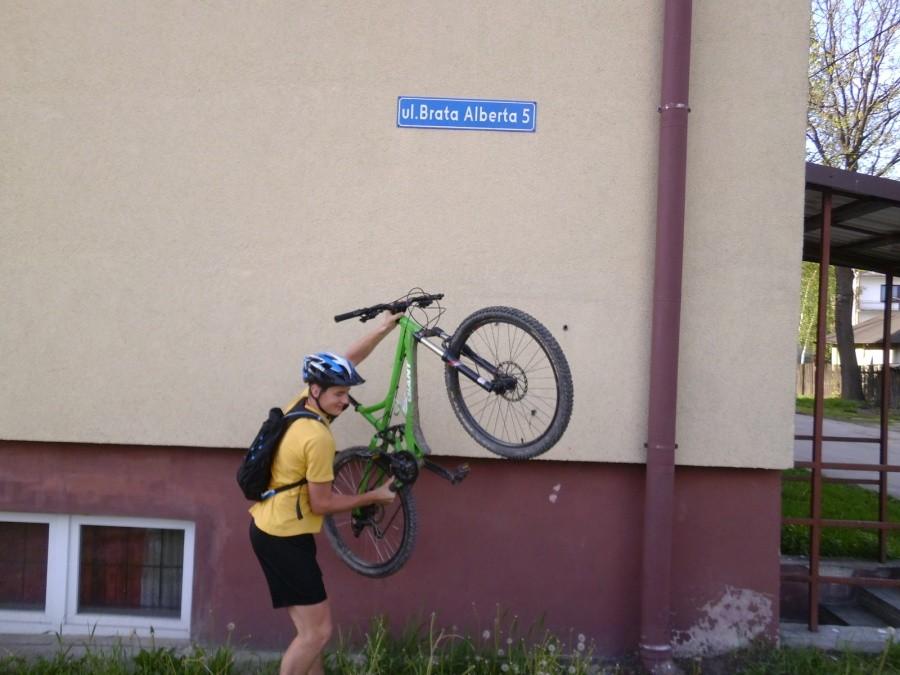 Przygotowania do zdjęcia z bratem Alberta