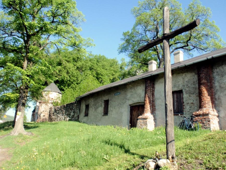 Wancerzów Krzyż i ceglane filary w tle