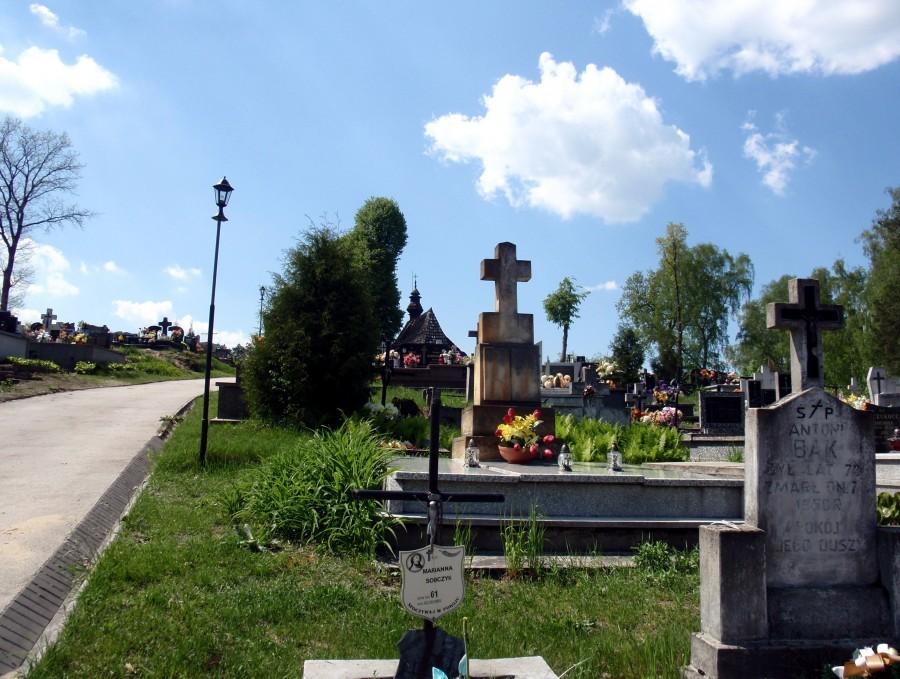Cmentarz w Kurzelowie z zabytkową drewnianą kaplicą