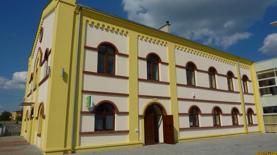 Synagoga w Żarkach została wyremontowana i pełni obecnie rolę Domu Kultury