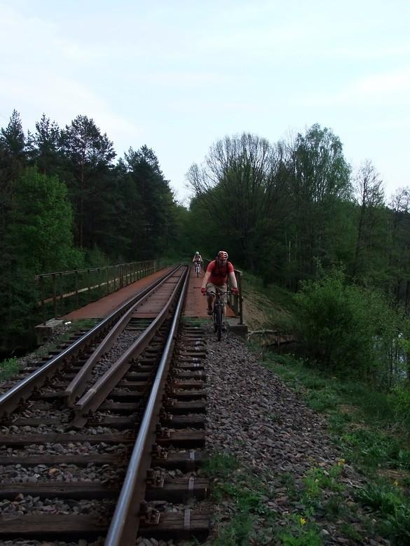 Przejazd przez most kolejowy w Tleniu