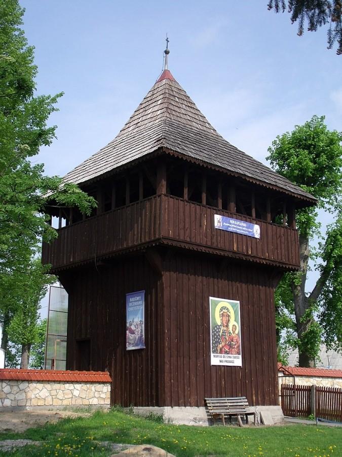 Jest też drewniana dzwonnica