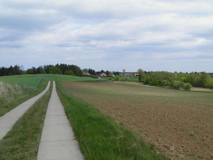 Blankensee i droga z betonych płyt, która kończy się w polu.