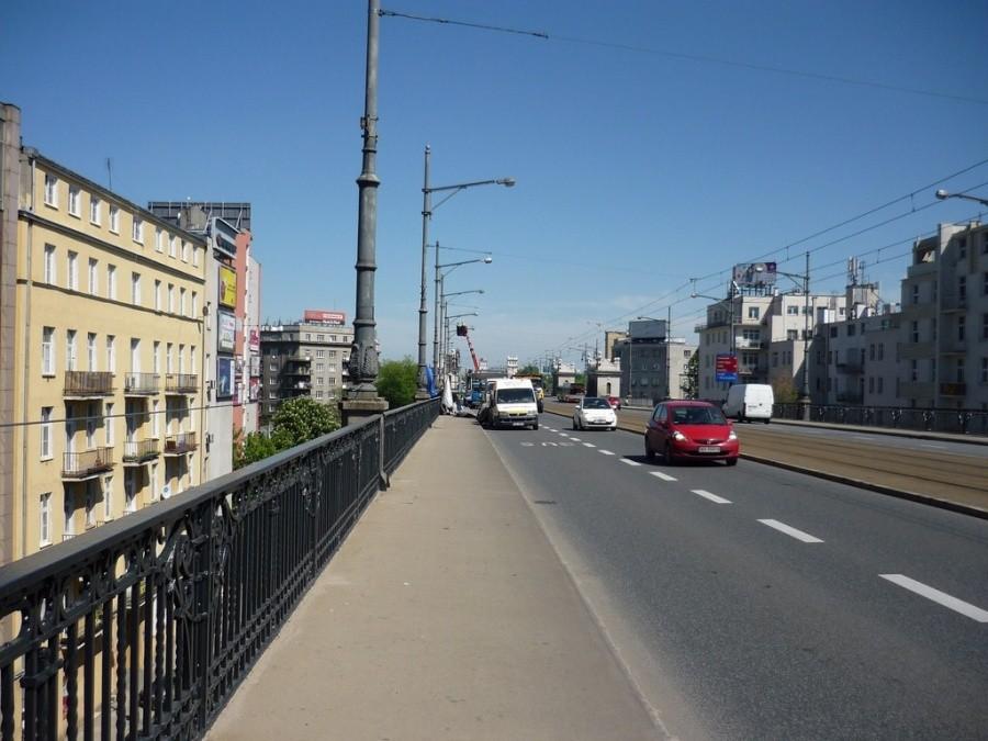 Malują latarnie na Moście Poniatowskiego