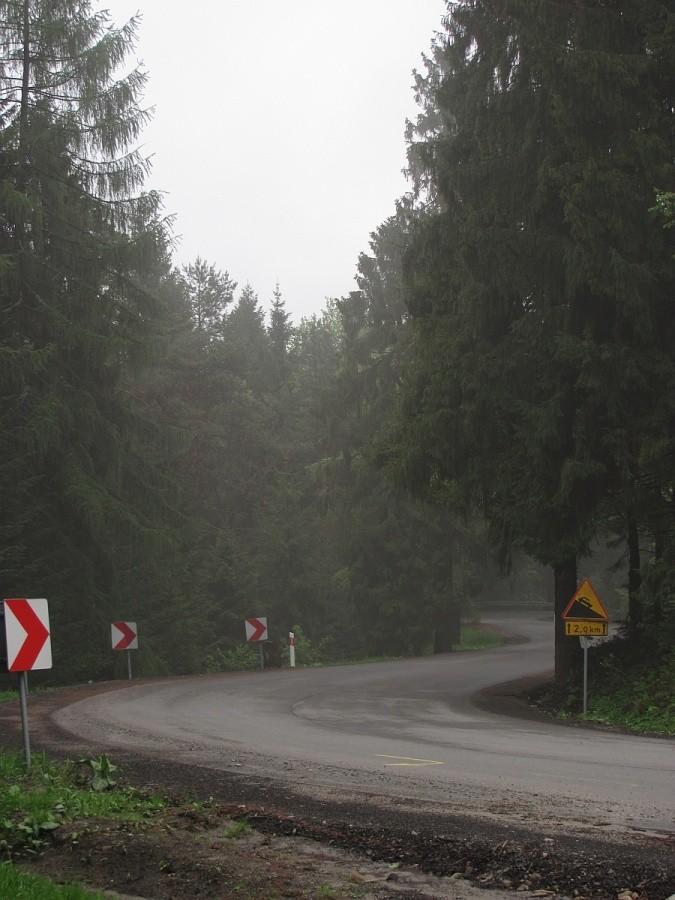 mglisty podjazd na przełęcz