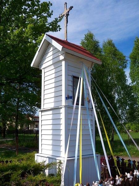 Kapliczka z 1875 roku w Polesiu Nowym (odrestaurowana kilkanaście lat temu w trochę niefortunny sposób ;))