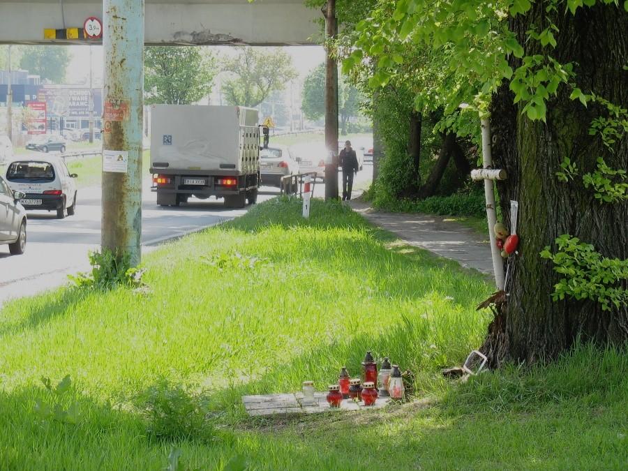 Piaseczno - brzozowy krzyż przy wiadukcie kolejowym